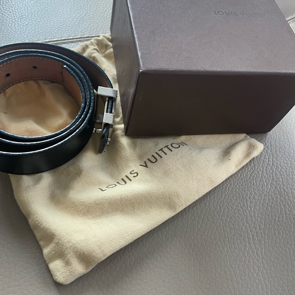 Louis Vuitton black leather belt with silver LV initials - Picture 3 of 8